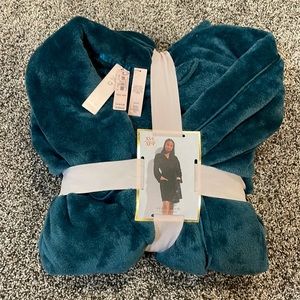 NWT 😌 Victoria's Secret Short Plush Robe XS/S